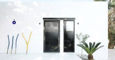 カスタマイズできるプレハブの超小型の家「Monocabin」