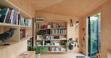 まるで庭の一部。蔦(つた)に覆われたライターのための小屋