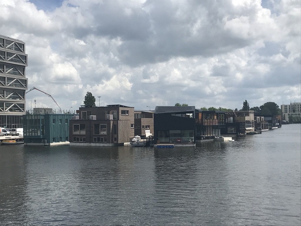 対岸から見るアムステルダムの水上集落「Schoonschip」