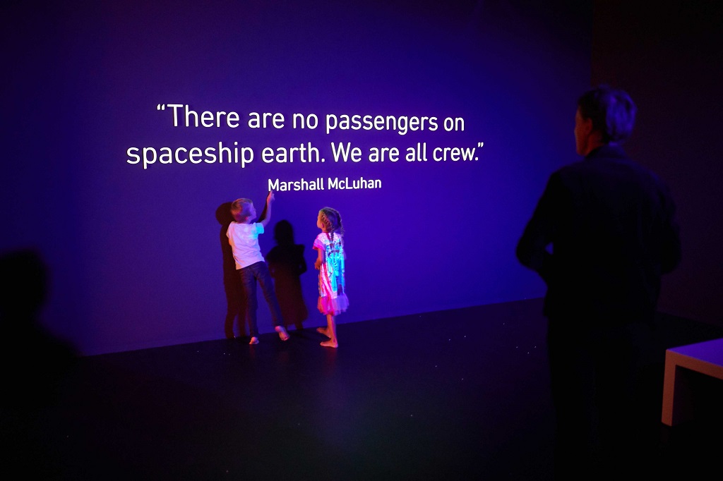 「宇宙船地球号には乗客はいない。我々全員が乗組員だ」という哲学者マクルーハンの言葉を記したインスタレーション