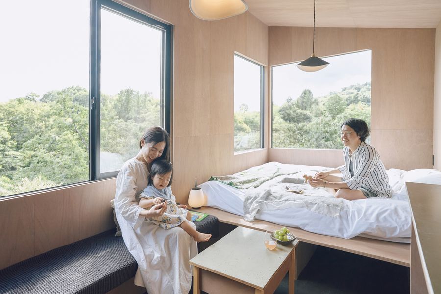 YADOKARI VILLAGE 北軽井沢の客室でくつろぐ親子