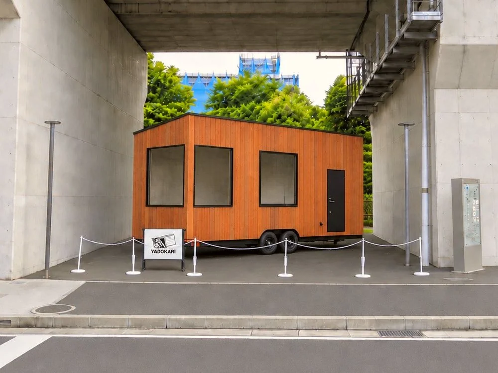 相鉄線の高架下に展示しているYADOKARIのトレーラーハウス(星川展示場)