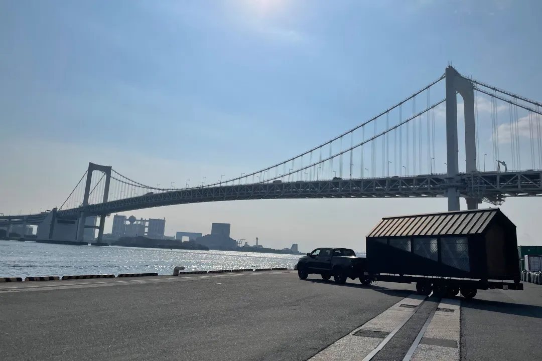 車でけん引して設置場所へ運ばれるトレーラーハウス