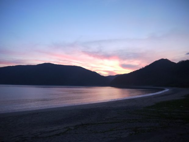 溶けるように甘い色味の夕焼けと向かいの島々の稜線は何百年も前から変わらない景色です。
