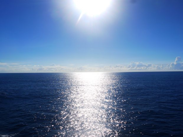 フェリーから眺めた太陽と光る水面。ほかではなかなかお目にかかれない景色です。