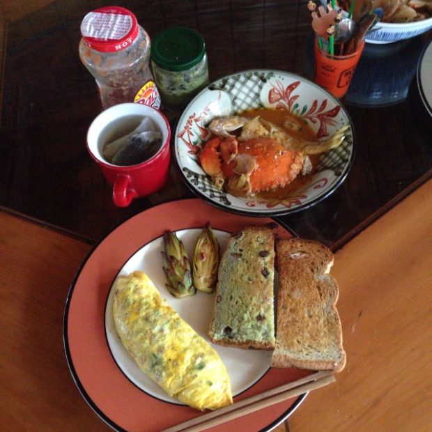 もてなし上手の彼女が作ってくれた朝ご飯。なんと朝からカニ入りのスープまで出てくるすごさ。