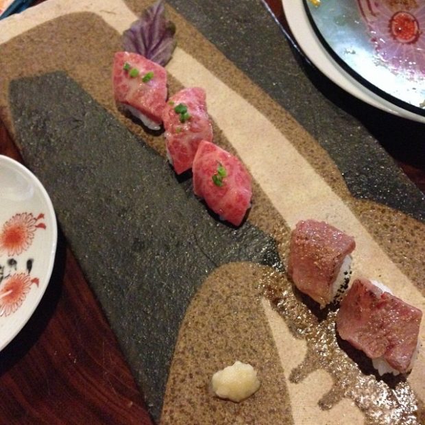 琉宮で食べた宮古牛の握り。シェフ手作りのイカスミ塩やウニ塩で頂きました。