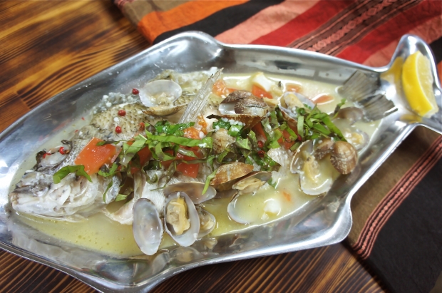 本日の魚のアクアパッツァ。ふんだんに使われたハーブがここでしか食べられない独自の味です。