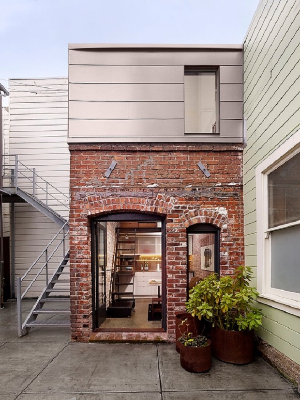 古びたボイラー室が洗練されたゲストハウスへ変貌?!「A Compact Three-Story Brick Loft」