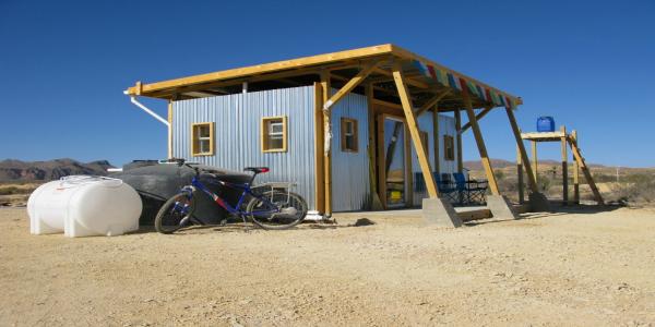 群衆のストレスから解放 元ニューヨーカーが住む砂漠の中の小さなほったて小屋 John Wells Tiny House Yadokari Net 小屋 タイニーハウス 空き家 移住 コンテナハウスからこれからの暮らしを考え実践するメディア