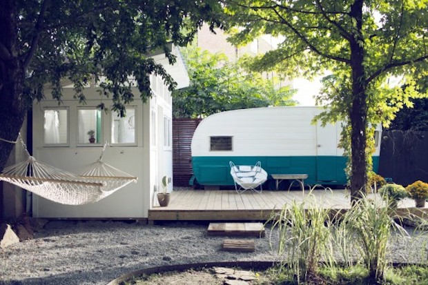 自宅の裏庭は手作りの宿「Shasta Camper」