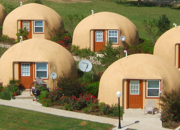 子供の頃を思い出す、砂場で作ったような小さな家「Dome Homes」