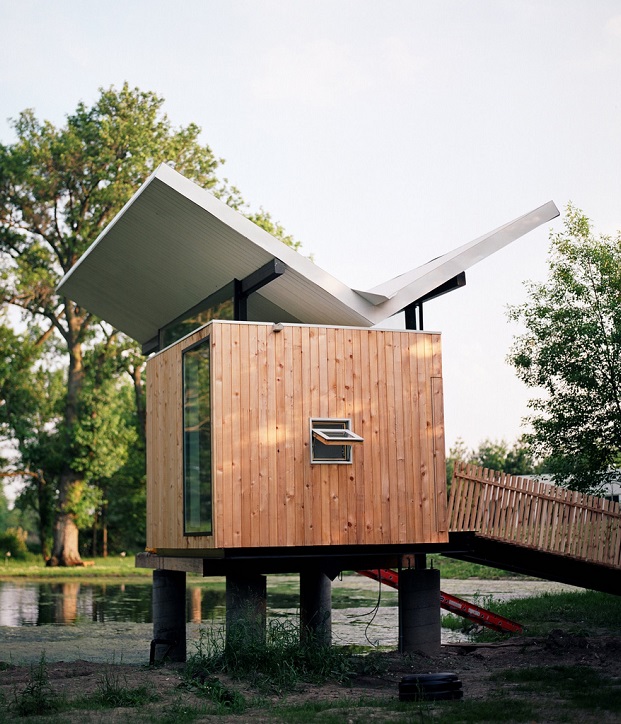 チョウチョ屋根には理由がある、禅の美学を持つスモールハウス「Butterfly Roof Meditation Hut」