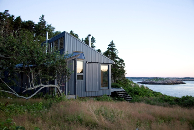 島にスリルよりも安息を求めた男のコテージ「Green Cottage Getaway in Maine」