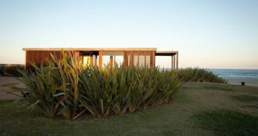 風景をじゃましない、理想的な海の家「A Simple Modern House in Uruguay by Julie Carlson」
