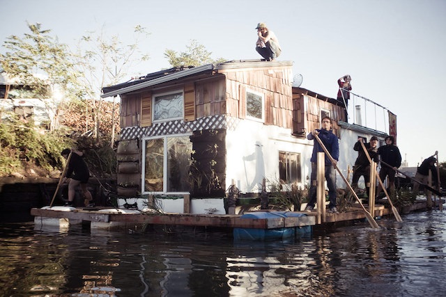 汚染されたブルックリンの運河に浮かぶ、実験的ボートハウス「Jerko」