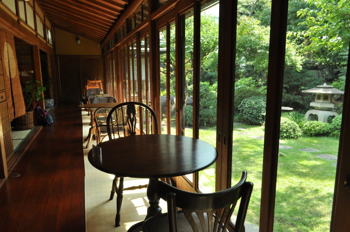 第4回 縁側カフェが増加中 自宅の縁側をカフェとして活用する 縁側のある生活 Yadokari Net 小屋 タイニーハウス 空き家 移住 コンテナハウスからこれからの暮らしを考え実践するメディア