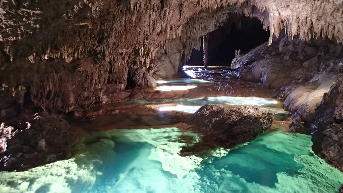 先日行った沖永良部島の鍾乳洞の中の様子。何万年もかけて作られた鍾乳洞は一見の価値があります。
