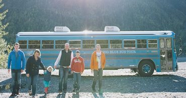 家族の時間は有限、みんなで旅する家「The Big Blue Bus」