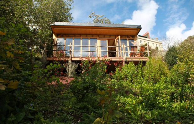 木々に囲まれたごきげんデッキと自然素材を使ったタイニーハウス「Garden, Owned by sheddie Joanne Scofield」