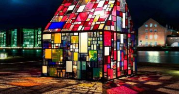 ゴミを通して 都市とはなにか？ を再定義する「Tom Fruin’s Stained Glass House」