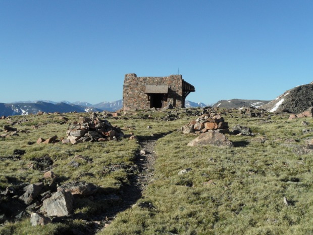 世界の頂点に立つ、石造りのミニマムハウス「Notch Mountain Shelter」