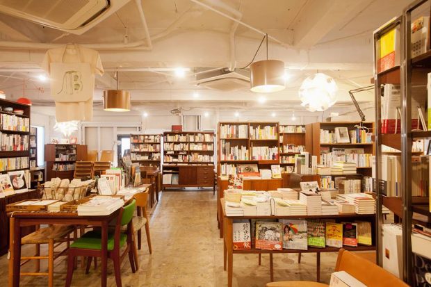 B＆Bは下北沢にある書店。「これからの街の本屋」をコンセプトに、営業している。本のセレクトに加えて店内で飲めるビールやコーヒーのおいしさや、毎日行われているトークイベントの面白さも評判が高い。