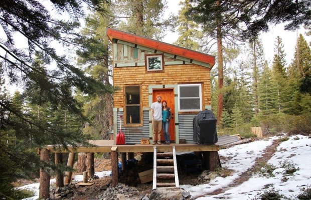 スノーボーダーが森に建てた、仲間の集う小さなキャビン「Tim and Hannah’s DIY Micro Cabin」