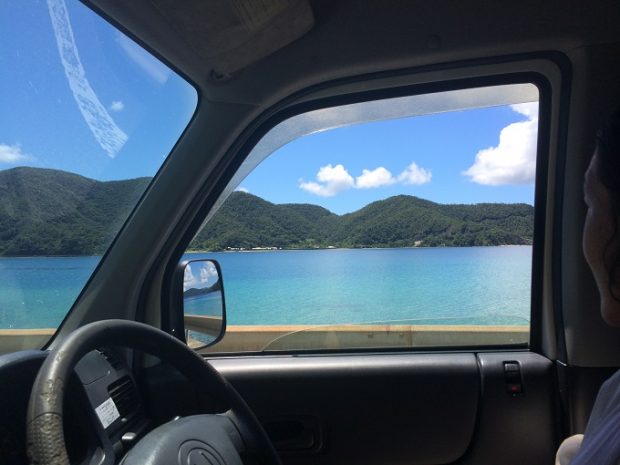 友人が来たときの車からの景色。真冬ですが晴れていればこんな風に海も青。