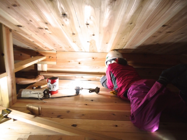日が暮れた後、小屋内部のロフト床を仕上げのためラストスパート中!