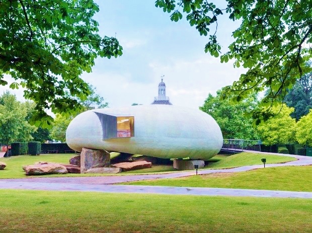 作家の物語から連想した、巨大な張り子の貝殻「Serpentine Pavilion 2014」