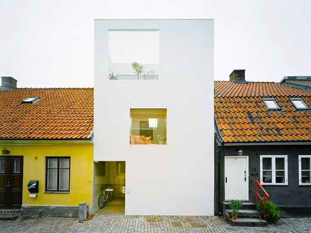 幅5メートルの土地に建てられた、スウェーデンの真っ白い家「Townhouse」