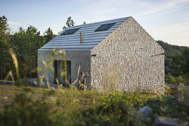 伝統的な石の家とコンクリートによるオシャレな化学反応「compact karst house」