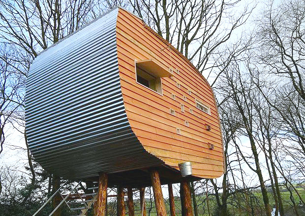 子どもの心を取り戻す大人の空間、3つのポッドを連結したスコットランドのツリーハウス「An Off-grid Treetop Hideaway by echo living」