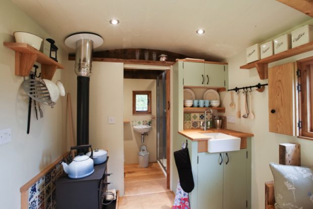 Bracken-Hut-at-Hesleyside-Huts-Full-Interior-750x500