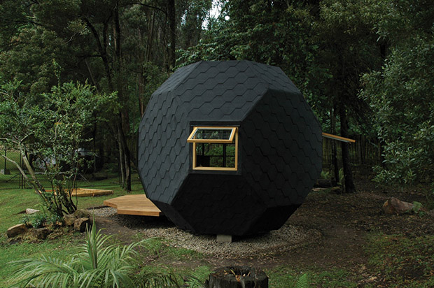 裏庭に転がる、親子のアクティビティのための多面体の小屋「Habitable Polyhedron」