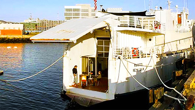 波に揺られながら働き、暮らす。古いフェリーを改装したSOHOスペース兼住まい「Ferry Live/Work Space」