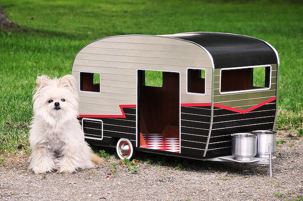 次はどこへ行く？可動式のキャンプ・トレーラー型のペット小屋「Pet Trailers」
