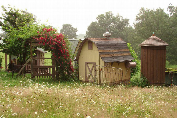 まるで童話の家みたい！メルヘンチックでオフグリッドの小さな村「Karenville」