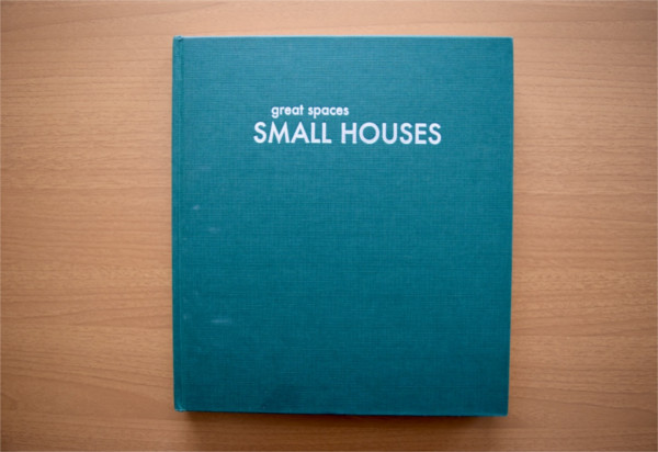 【書評】世界中の小さくて豊かな空間が勢揃い「SMALL HOUSES―great spaces」｜YADOKARIの本棚