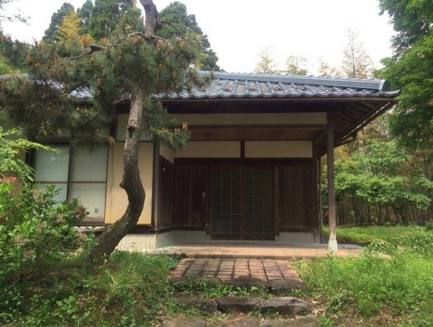 福井県のお住まいは窯付きの工房。奥さまの松尾たいこさんは、ここで陶画の作品制作に没頭している。