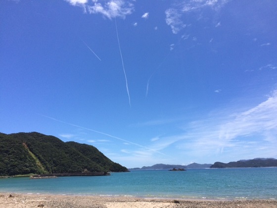 家から徒歩10秒のビーチ。この日は空に集まるように飛行機雲が見えました。