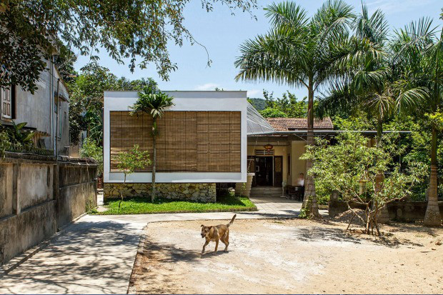 洪水と戦う固いイシあり、石造りの土台が家を守る「The Shelter/Nha4 Architects」
