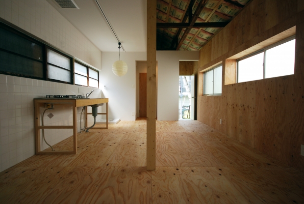 完成した2階は断熱材がむきだしのまま。借主によるDIYで進化する 写真提供:ルーヴィス