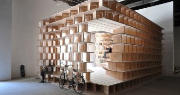 本棚が作り上げた静謐な空間。ヴェニスの「Latticed Wooden Bookshelves」