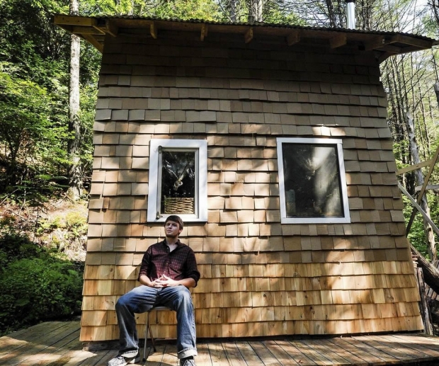 大学生が営む電気代ゼロのオフグリッド生活、30万円で建てた小屋「Off-Grid Tiny House」