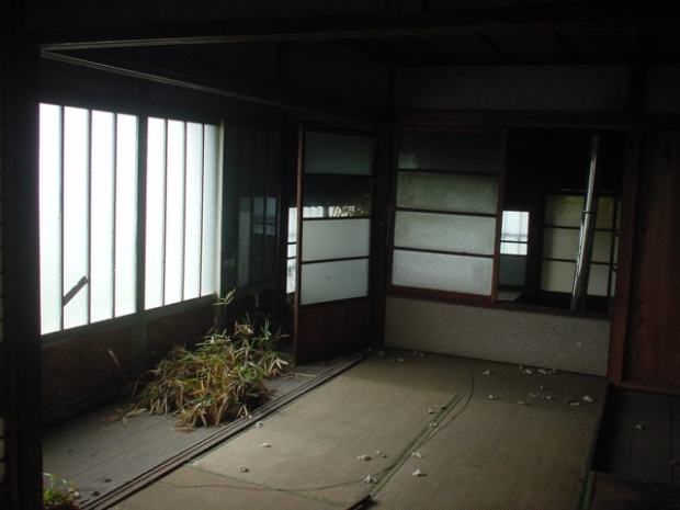 日光で見つけた古民家。板の間から植物が生えていた Via: 日光イン
