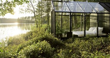 庭と寝室を一体に、湖のほとりの温室「Kekkilä Green Shed」