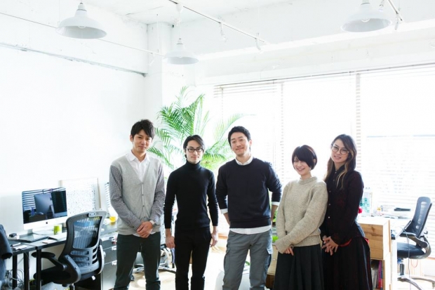 スタッフと荒井さん(中央) 写真提供:terashima yurica