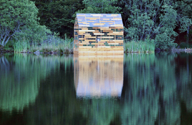 160年前のミニマルライフを現代に、湖に浮かぶ半透明の家「The Walden Raft 」
